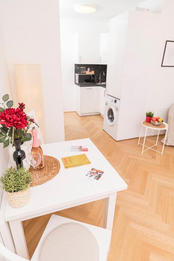Red Monkey Vienna Apartment Buitenkant foto